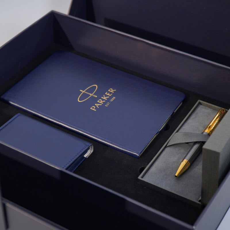 Bộ quà tặng bút ký Parker Ingenuity Arrow Grey GT-2200974 kèm sổ da, ví da; hộp và túi hãng