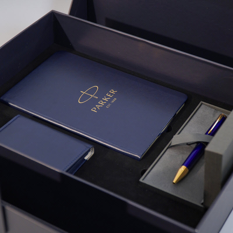 Bộ quà tặng bút ký Parker INGNTY BLUE GT-2182628 kèm sổ da, ví da; hộp và túi hãng