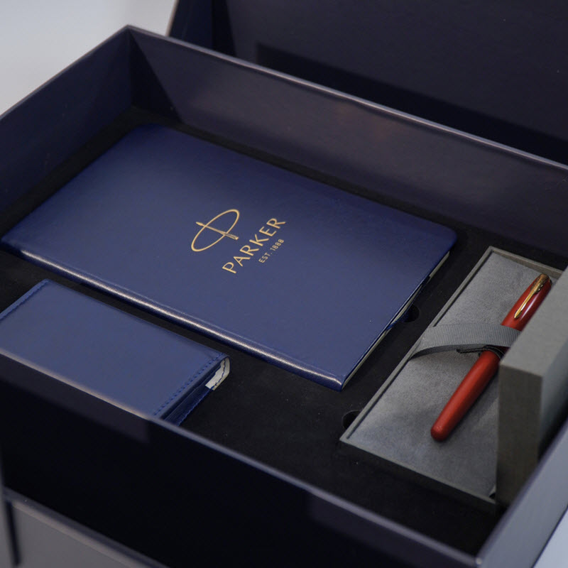 Bộ quà tặng bút ký Parker SON Lacque Red GT TB 1950774 kèm sổ da, ví da